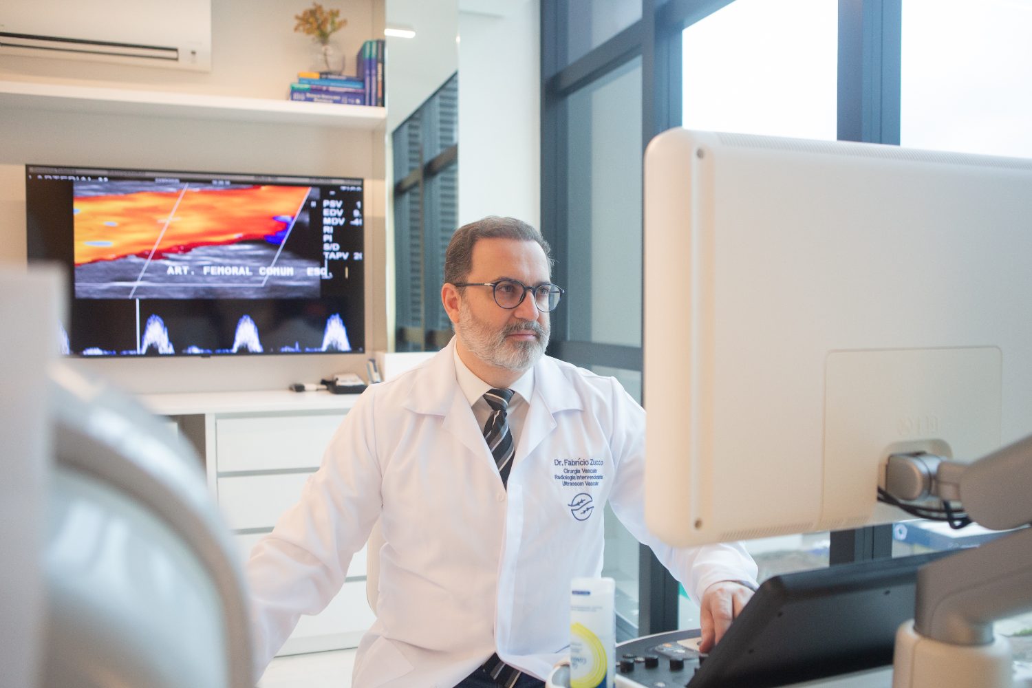 Dr. Fabrício Zucco realizando ultrassom Doppler vascular